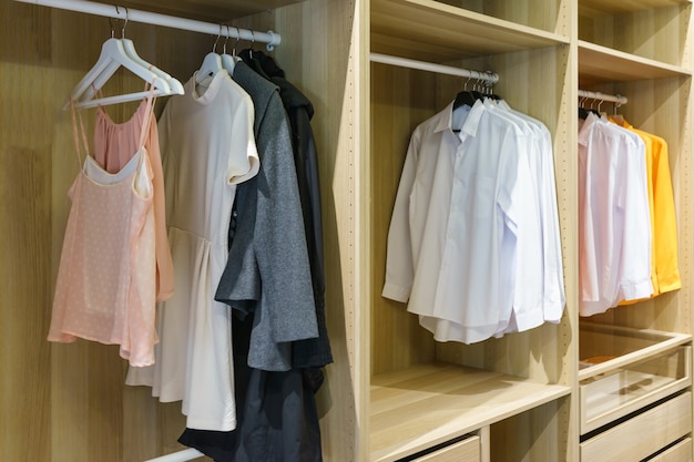 Armoire En Bois Moderne Avec Des Vêtements Suspendus Sur Le Rail Dans Le Dressing