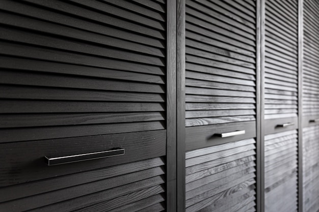 Armoire en bois noir décorée de stores, armoire avec décoration de stores.