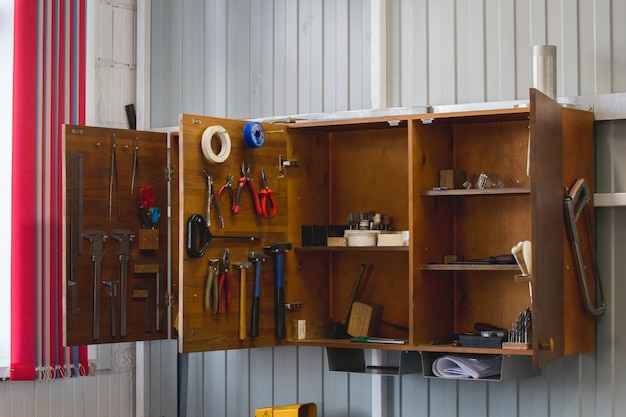 Armoire en bois ouverte avec des outils de travail