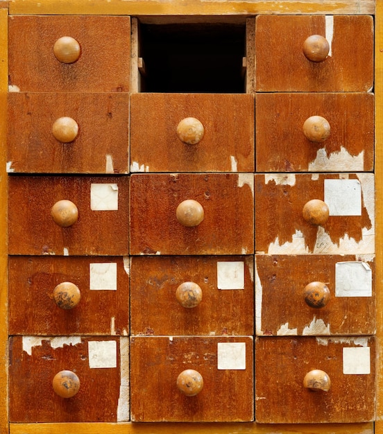 Armoire en bois avec tiroirs