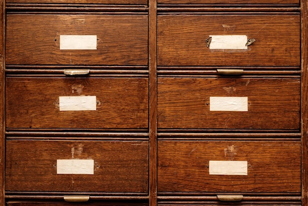 Armoire en bois avec tiroirs