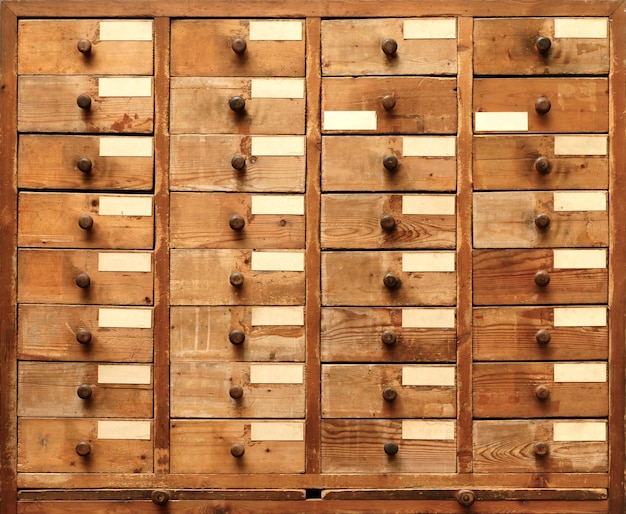 Armoire en bois avec tiroirs