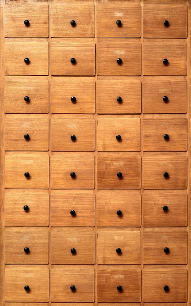 Armoire en bois avec tiroirs