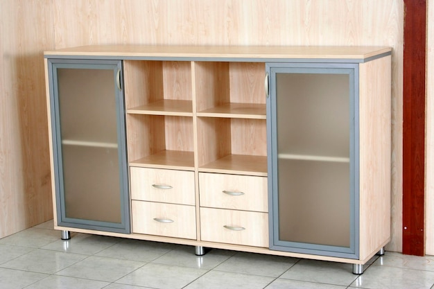 Armoire de bureau en bois à l'intérieur de la chambre