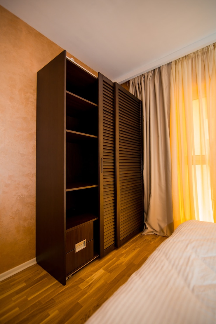 Photo armoire dans le design d'intérieur de l'appartement