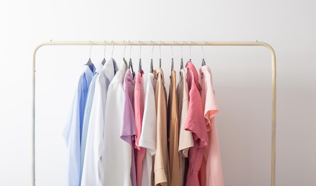 Armoire d'été féminine en salle blanche