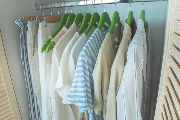 Armoire d'été avec vêtements en lin sur cintres verts