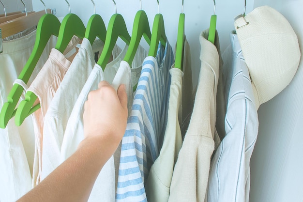 Armoire d'été avec vêtements en lin sur cintres verts