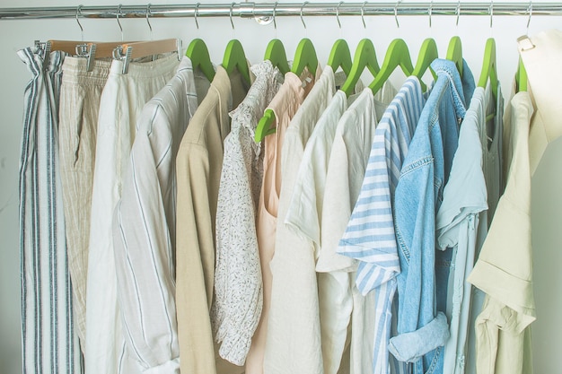 Armoire d'été avec vêtements en lin sur cintres verts