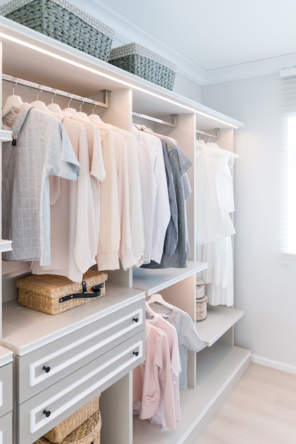 Armoire moderne avec chemise et robe en étagère.