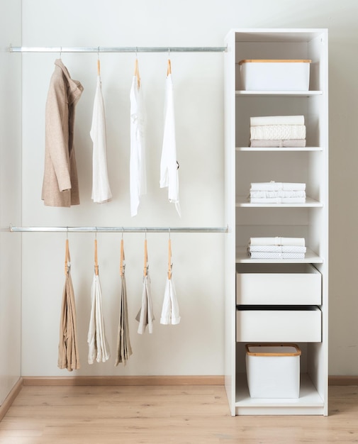 Photo armoire moderne avec plusieurs vêtements avec des tiroirs, des étagères ouvertes et des supports à serviettes