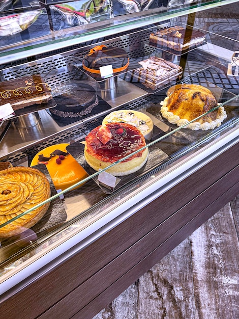 Armoire à pâtisserie avec plusieurs gâteaux