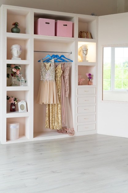 Armoire avec des vêtements