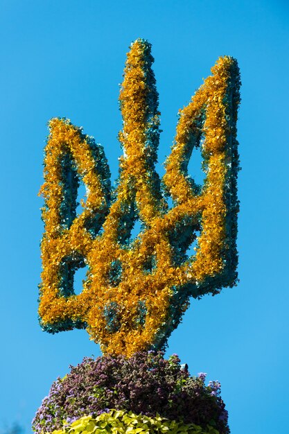 Armoiries de l'Ukraine faite de fleurs fond de ciel bleu Jour de l'indépendance