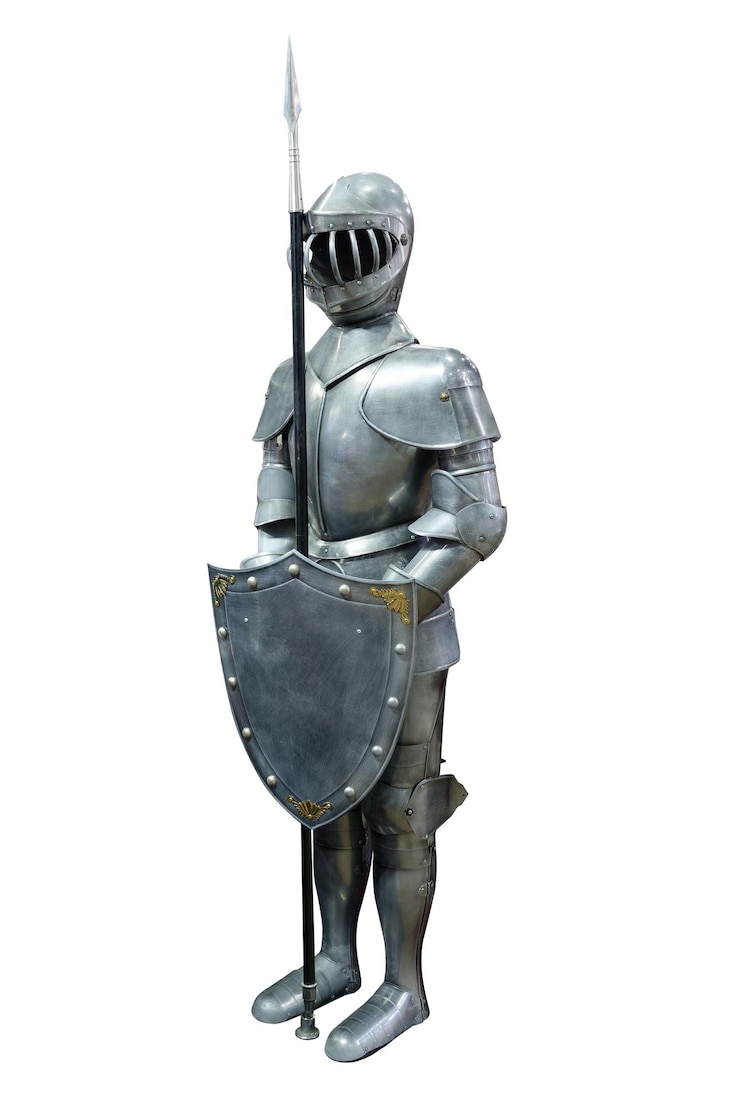 Photo armored knight costume complet du corps avec bouclier et lance isolé sur fond blanc