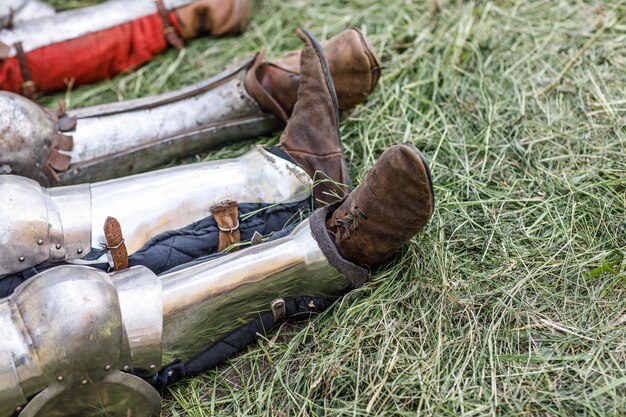 Armure d'un chevalier sur le champ de bataille libre d'armes et d'armures de chevalier