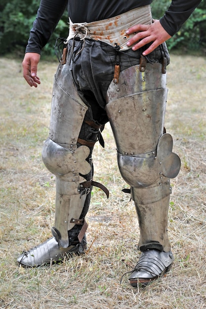 Armure en métal pour protéger les jambes d'un chevalier médiéval