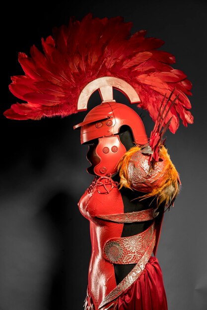 Armure rouge prétorienne pour femme avec casque romain, adaptation du style classique à celui de la fantaisie.