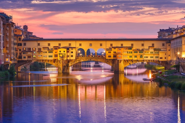 Arno et célèbre pont Ponte Vecchio au coucher du soleil de Ponte alle Grazie à Florence, Toscane, Italie