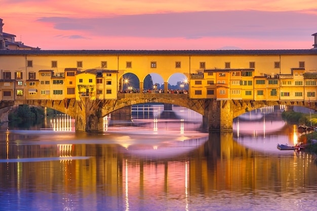 Arno et Ponte Vecchio au coucher du soleil à Florence, Italie