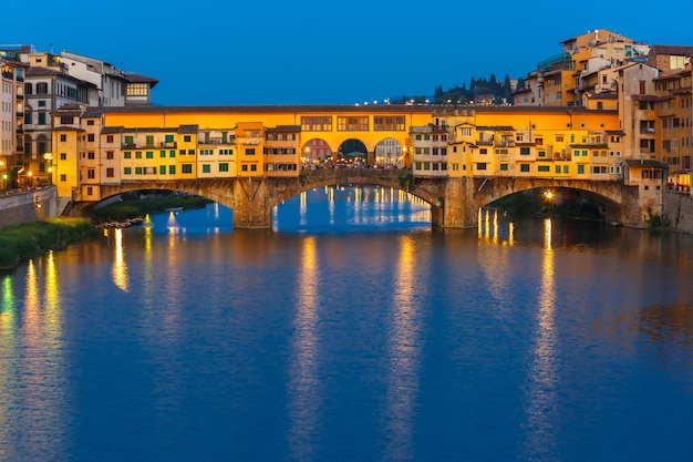 Arno et Ponte Vecchio la nuit à Florence, Italie