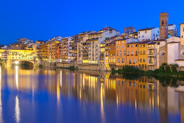 Arno et Ponte Vecchio la nuit à Florence, Italie