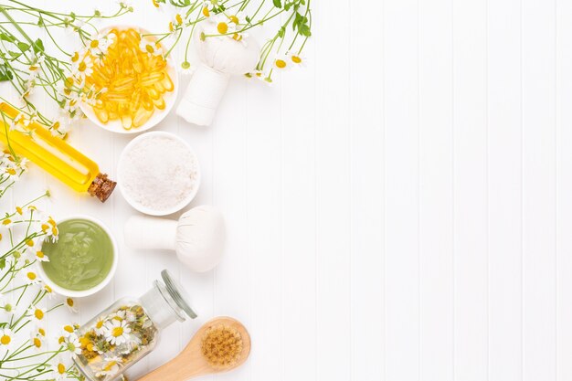 Aromathérapie avec des cosmétiques naturels et des fleurs de camomille