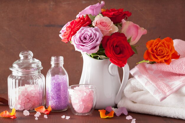 Aromathérapie spa aux fleurs roses, huiles essentielles et sel