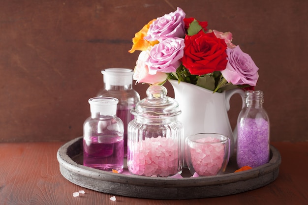 Aromathérapie spa aux fleurs roses, huiles essentielles et sel