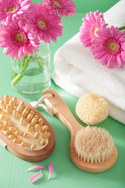 Aromathérapie spa avec brosse éponge fleurs de gerbera