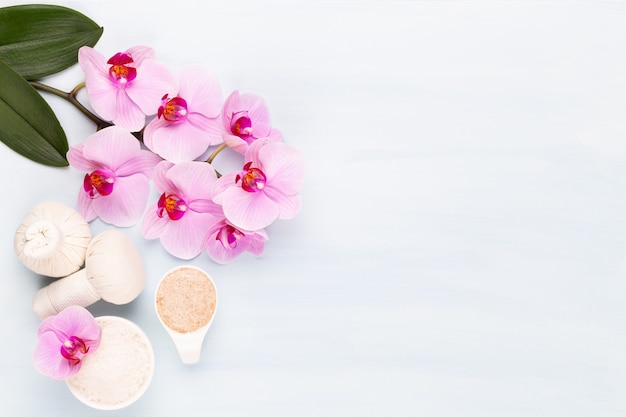 Photo aromathérapie spa avec produits de soin et orchidée