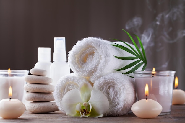 Aromathérapie spa soin de beauté et bien-être fond avec des cailloux de massage fleurs d'orchidée à