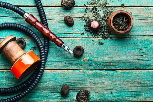 Arôme d'un narguilé oriental fumant avec du thé.Faire une chicha fumante