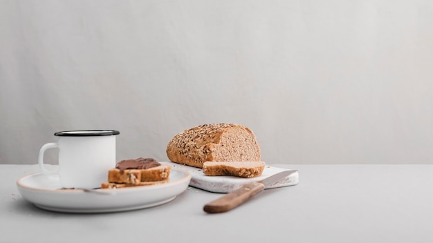 Arrangement alimentaire avec fond blanc