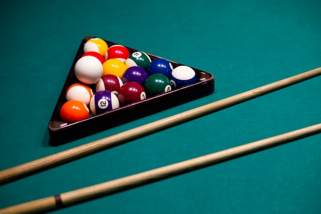 Arrangement à angle élevé avec balles et queues de billard