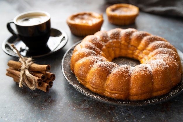 Arrangement à Angle élevé Avec Une Tarte Et Une Tasse à Café