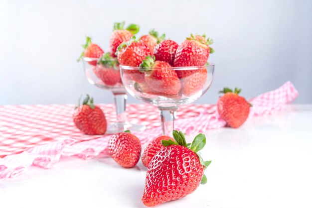 Arrangement avec de belles fraises et accessoires