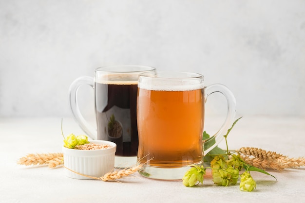 Arrangement avec bière et graines de blé