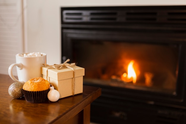 Photo arrangement avec boîte cadeau près de la cheminée