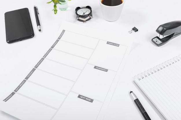 Arrangement de bureau d'affaires avec calendrier vide