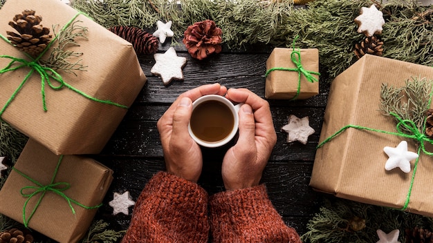 Photo arrangement de cadeaux de noël avec tasse de chocolat chaud