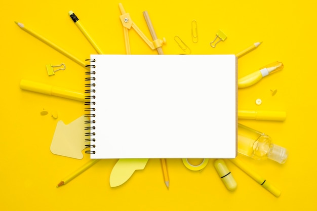 Photo arrangement de cahier et crayons