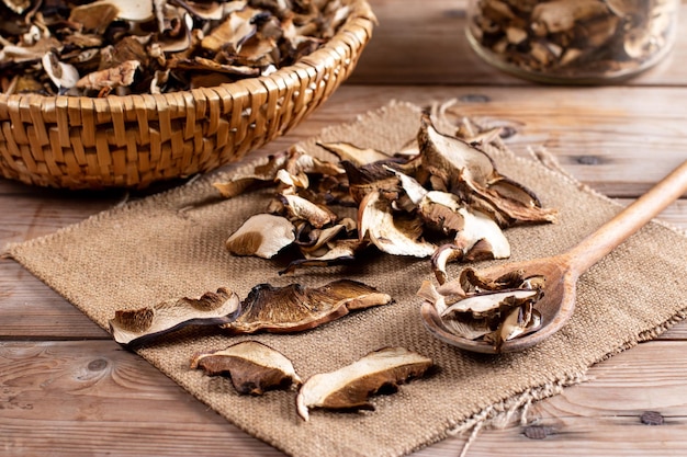 Arrangement des champignons séchés de la forêt sur une table en bois se concentrer sur le premier plan