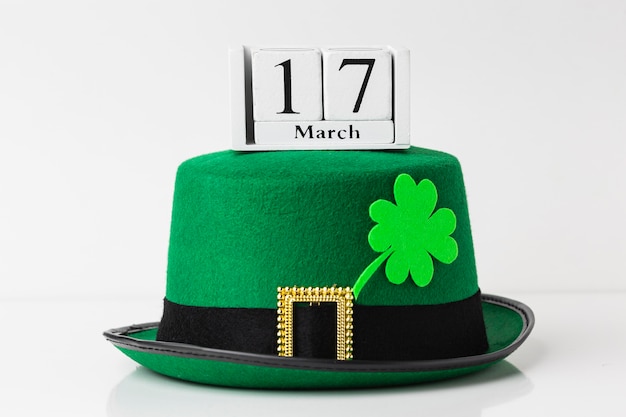 Arrangement avec chapeau et trèfle st patrick day