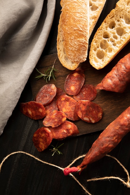 Photo arrangement de chorizo traditionnel savoureux