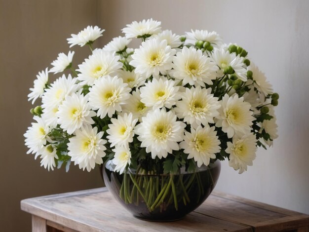 Un arrangement circulaire de chrysanthèmes blancs dans un vase vintage