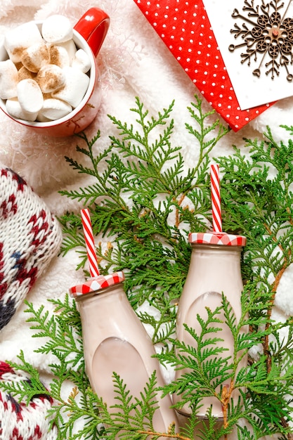 Arrangement cosy festif de Noël et du nouvel an, une tasse de cacao, de chocolat et de guimauve