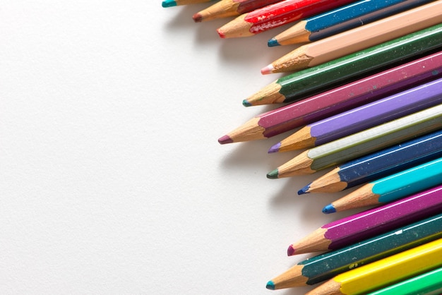 Arrangement de crayons colorés sur fond blanc