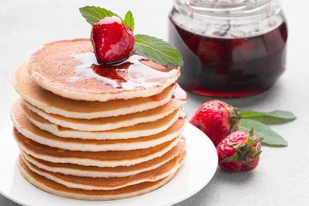 Photo arrangement de crêpes au sirop de fraise