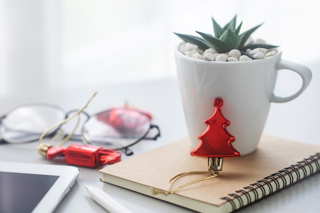 Un arrangement de décorations de Noël. Fond de noël